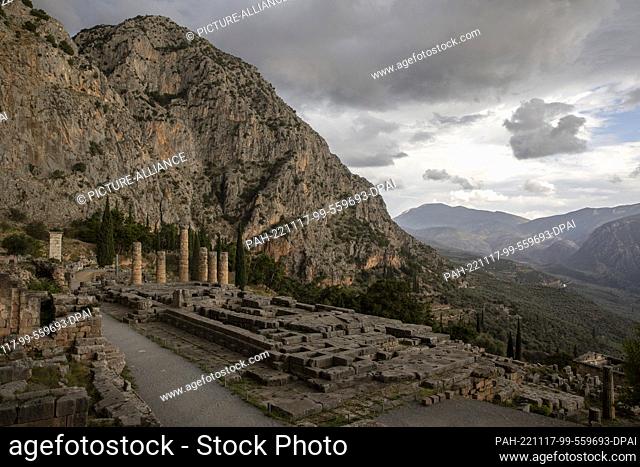17 November 2022, Greece, Delphi: The Doric columns of the Temple of Apollo, the sanctuary of Apollo at the archaeological site of Delphi