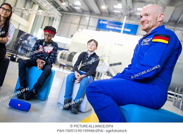 13 May 2019, North Rhine-Westphalia, Cologne: Alexander Gerst, astronaut, and the children Sally (l-r, 17) Richie (10), and Benjamin sit together in the ESA...
