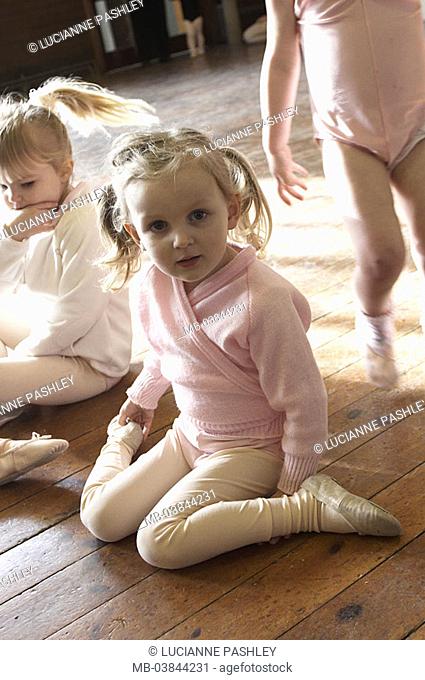 Girls, ballet-instruction, wood-ground, sits, runs, detail, series, people, children, toddlers, 3 years, group, ballet-group, ballet dancer, clothing, pink
