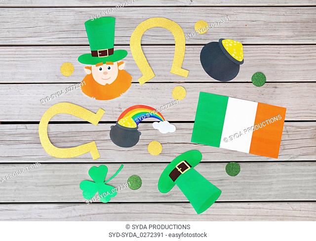 st patricks day decorations on wooden background