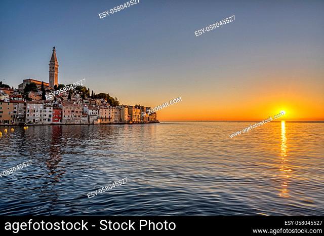Die schöne Altstadt von Rovinj in Kroatien vor Sonnenuntergang