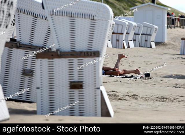 PRODUCTION - 30 May 2022, Schleswig-Holstein, Westerland: Beach chairs stand on the beach in Westerland. With the start of the 9-euro ticket from June 1, 2022