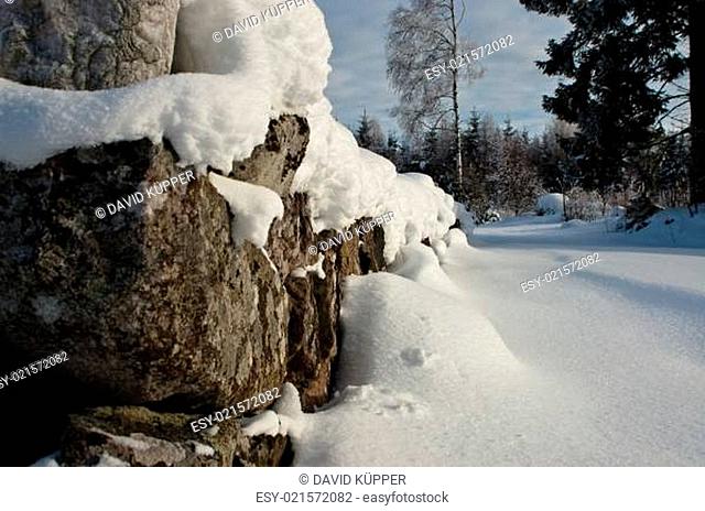 Steinmauer mit Schneedecke