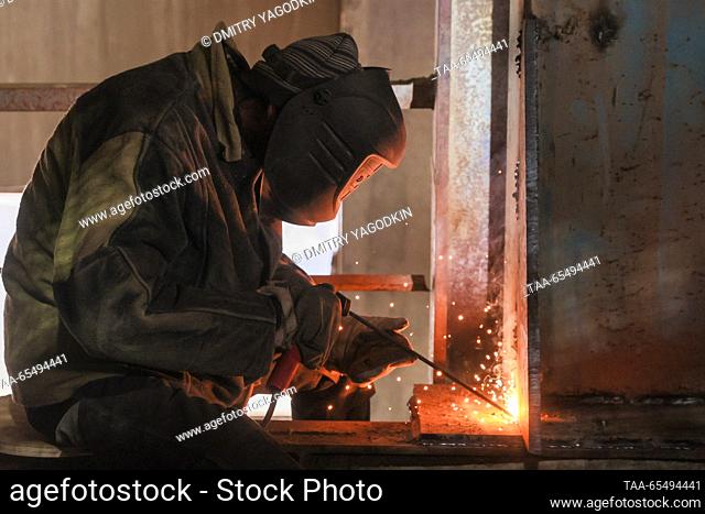 RUSSIA, DONETSK PEOPLE'S REPUBLIC - DECEMBER 5, 2023: A welder at work at an aggregate processing plant at Kalchiksky granite quarry run by the Nedra state...