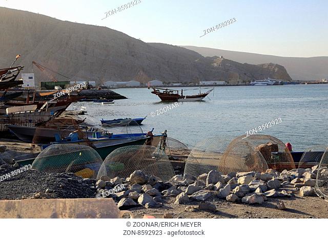 Oman, Kashab, Dhows a boats in the port