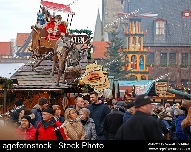27 November 2022, Saxony-Anhalt, Quedlinburg: Quedlinburg once again attracted thousands of visitors to the city on the first weekend of Advent with its...