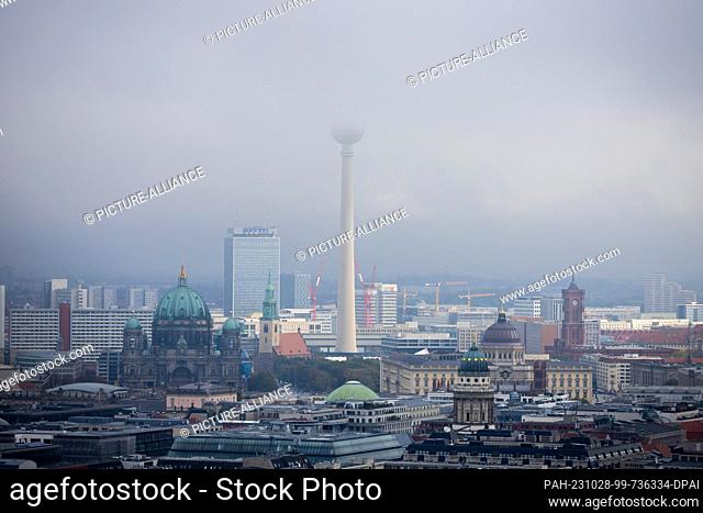 28 October 2023, Berlin: The Berlin TV tower disappears in low-hanging clouds. Photo: Christoph Soeder/dpa. - Berlin/Berlin/Germany