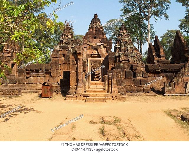 Cambodia - Gopura entrance pavilion to the temple enclosure walls of the second enclosure at the temple of Banteay Srei, which is known for the exquisite...