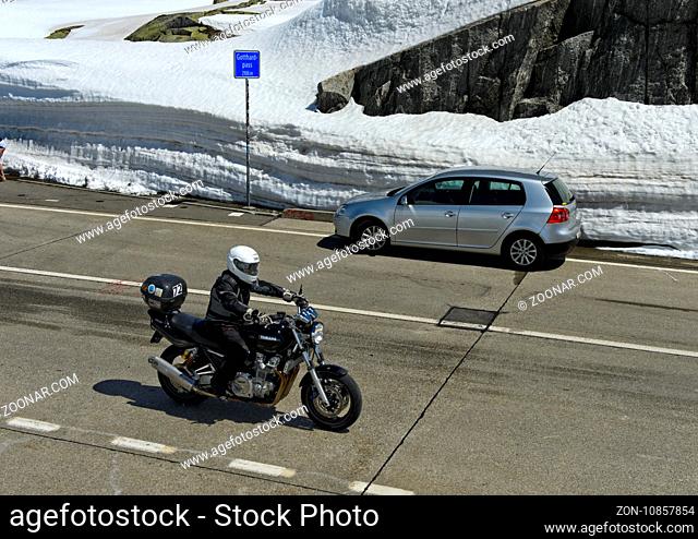 Strassenverkehr auf der Passhöhe, Gotthardpass, Airolo, Kanton Tessin, Schweiz / Road traffic goign across the highest point of the St Gotthard Pass, Airolo