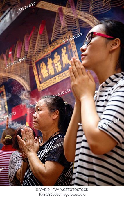People praying at Quan Am Pagoda in Cholon (Chinatown), Ho Chi Minh City (Saigon), Vietnam