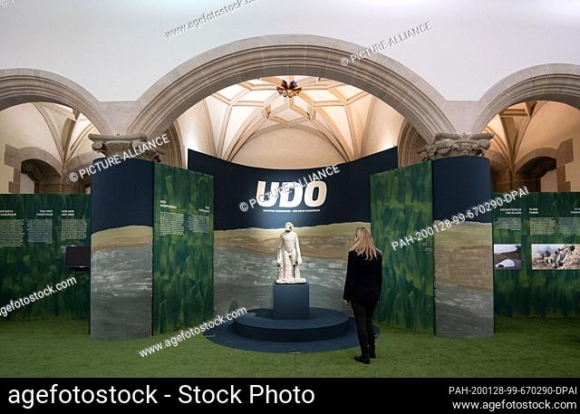 28 January 2020, Baden-Wuerttemberg, Tübingen: A visitor of a press preview at the Museum of the University of Tübingen (MUT) is looking at a reconstruction of...