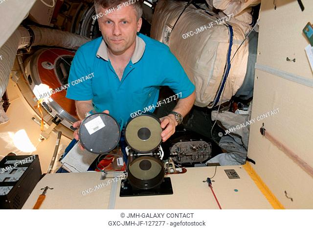 Russian cosmonaut Andrey Borisenko, Expedition 27 flight engineer, conducts an active session for the Russian experiment KPT-10 Kulonovskiy Kristall (Coulomb...