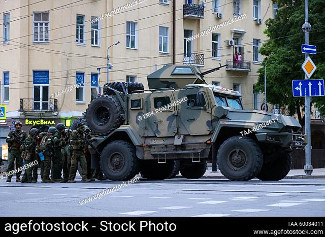 RUSSIA, ROSTOV-ON-DON - JUNE 24, 2023: PMC Wagner fighters stand outside the Southern Military District building. Erik Romanenko/TASS