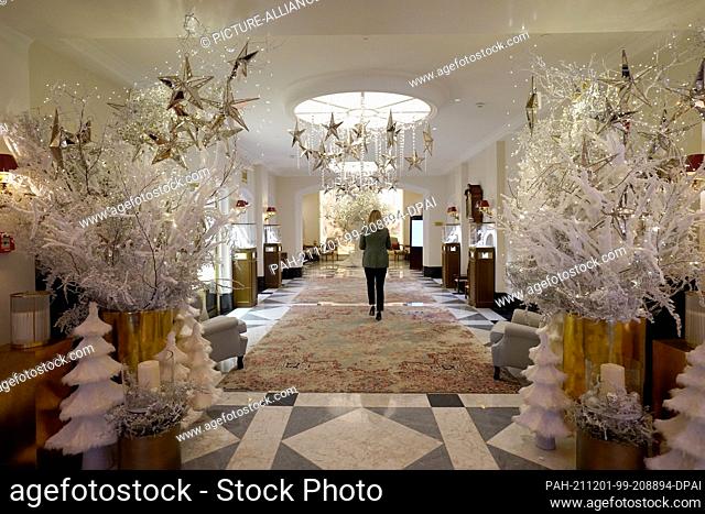 30 November 2021, Hamburg: The foyer and corridors of the luxury hotel ""Vier Jahreszeiten"" are decorated for Christmas