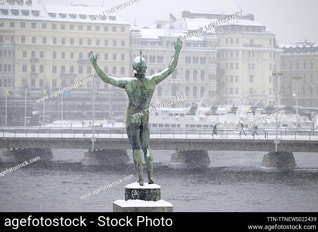 Pedestrians cross the Strombron bridge during a heavy snowfall in central Stockholm, Sweden, on Nov. 28, 2023. Photo: Henrik Montgomery / TT / code 10060