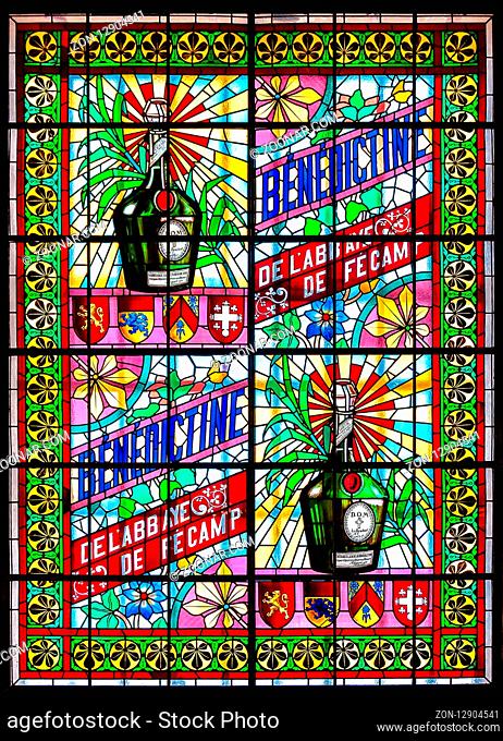 Glasfenster mit farbenfroher Darstellung des berühmten Bénédictine-Likörs im Palais Bénédictine in Fécamp, Hochformat
