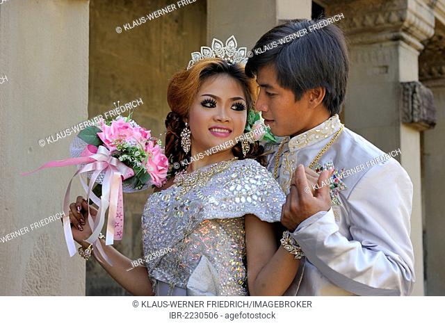 Khmer bridal couple at the temple of Angkor Wat, Siam Reap, Cambodia, Southeast Asia, Asia