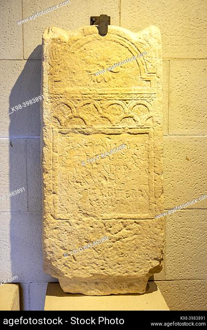 estela funeraria decorada con arquerias, dedicada a Caius Annius Politicus, siglo II, Museo-Centro de Interpretación del parque arqueológico de Segóbriga