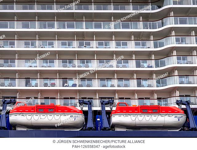 Skyscrapers with balconies resemble large cruise ships (in the picture: Mein Schiff 1). 14 and more decks are the rule. Mein Schiff 1 is 316 meters long and...