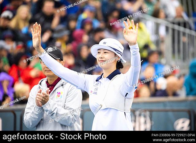 06 August 2023, Berlin: Archery: World Championship, Olympic Recurve Archery, Final, Individual, Women: Sihyeon Lim from South Korea greets before the...