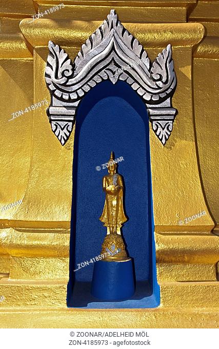 Goldene Buddhastatue in einem Chedi, Chiang Mai, Thailand, Südostasien Golden statue of buddha, Chedi, Chiang Mai, Thailand, Southeast Asia