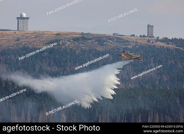 05 September 2022, Saxony-Anhalt, Schierke: Firefighting aircraft of the Italian fire department fight the forest fire from the air
