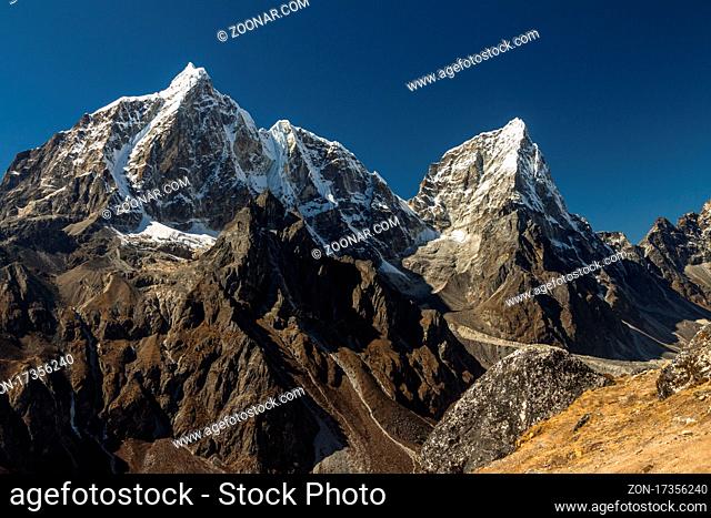 Two six-thousanders ? Taboche (6495m) and Cholatse (6440m) ? seen from the Nangkartshang Peak. Among climbs of those, peaks these by Ueli Steck are particularly...