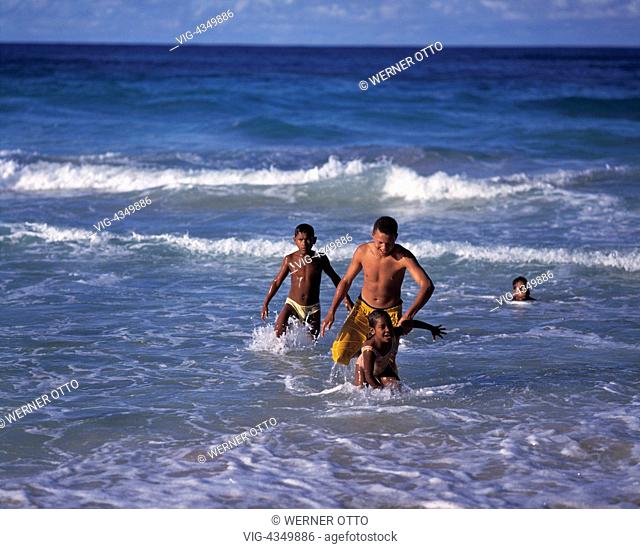 Kinder und Jugendliche baden im Meer, Jungen , Maedchen, Farbige, Mischlinge, Mulatten, Dominikanische Republik, Karibik children and youths bathing in the sea