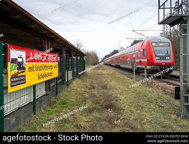 19 December 2023, Brandenburg, Vetschau/Ot Raddusch: The regional express train RE2 with destination Nauen arrives at Raddusch station from Cottbus