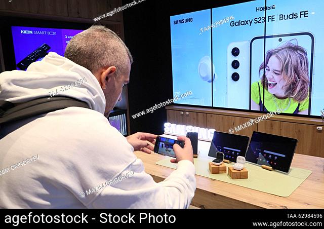 RUSSIA, MOSCOW - OCTUBRE 4, 2023: Un hombre toma fotos durante una presentación de los nuevos productos de Samsung en una tienda de MTS