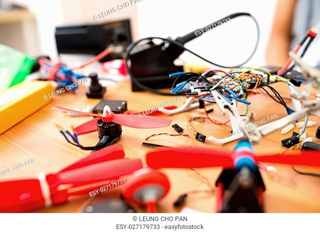 Assembler of flying drone