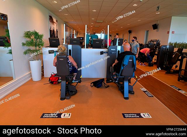 Illustration shows screens between the fitness equipments during an indoor fitness test event, organized at Sportoase Stede Akkers, in Hoogstraten