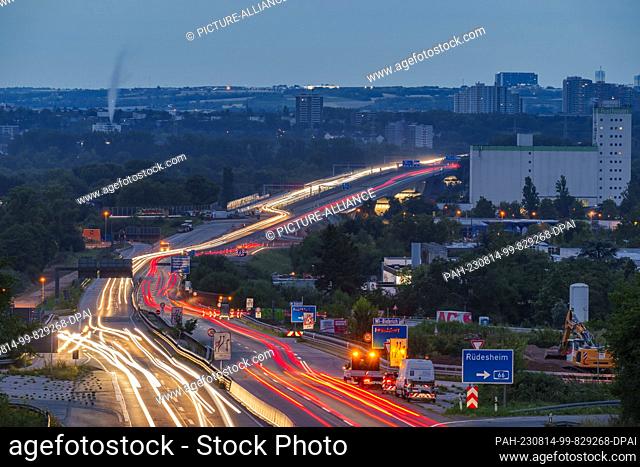 dpatop - 14 August 2023, Hesse, Wiesbaden: Traffic flows over the Schiersteiner Bridge, a six-lane double bridge between the state capitals of Hesse and...