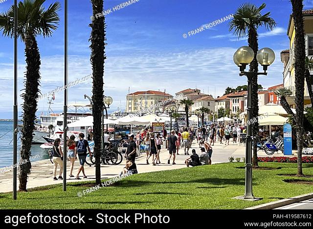 Vacationers stroll along the harbor in Porec / Istria in Croatia. Pedestrian zone, full, lively, people, promenade. ?. - Porec/Istrien/Kroatien