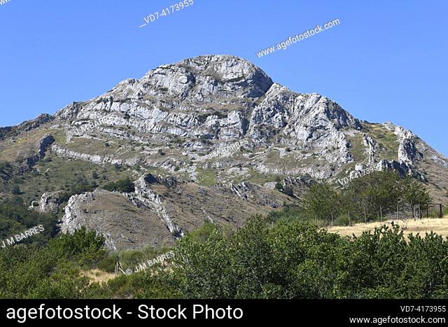 Fold in Mampodre Mountain range. Lois, Crémenes, León, Spain