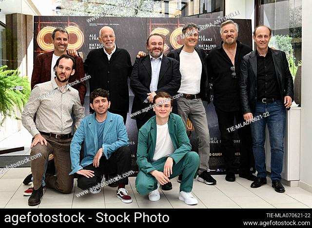 The director Gabriele Salvatores and cast: Walter Leonardi, Natalino Balasso, Ale and Franz, Christian De Sica, Marco Bonadei, Vincenzo Zampa