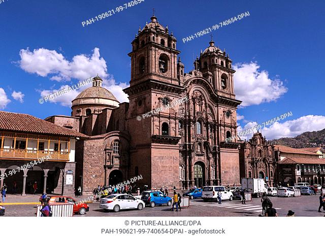 02 May 2019, Peru, Cusco: Tourists at the Plaza de Armas in the historic center of Cusco. In the background the Iglesia De La Compania De Jesus (Church of the...