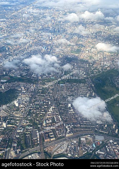 29 July 2023, Great Britain, London: Approach to London Photo: Benedikt von Imhoff/dpa. - London/Greater London/Great Britain