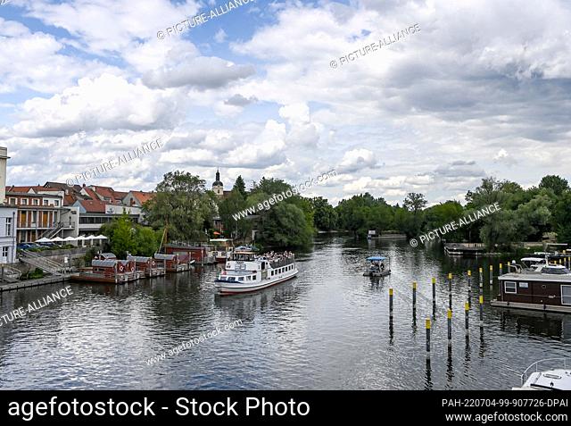08 June 2022, Brandenburg, Brandenburg/Havel: Excursion boats are underway on Brandenburg's Lower Havel River at the millennium bridge overlooking St