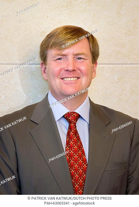 King Willem-Alexander of The Netherlands arrives at YanÕan Ershilipu Airport and are welcomed by mr Zhao Min, Foreign Affairs Office Province Shaanxi in China