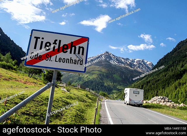 Tieflehn, village exit, camper, behind it the 3162 meter high Mittagskogel, Pitztal, Tieflehn, Tyrol, Austria