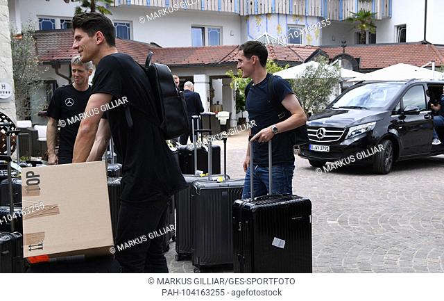 Mario Gomez and Sebastian Rudy (DFB / Germany) arrive at the Hotel Weinegg. Arrival at Hotel Winnegg Girlan / Appiano. GES / football / preparation for the 2018...