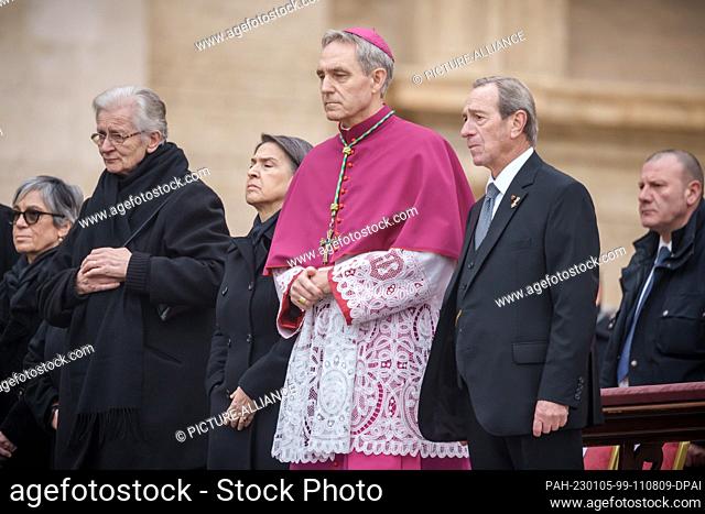 05 January 2023, Vatican, Vatikanstadt: Georg Gänswein (2nd from right), archbishop of the Curia and longtime private secretary to the late Pope Emeritus...