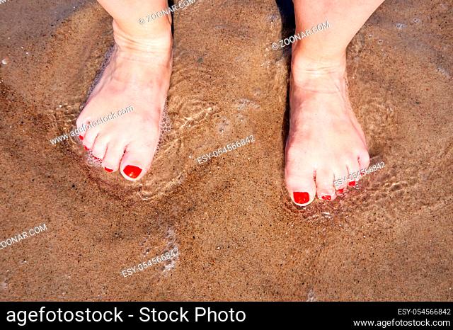 Füße im Wasser am Strand der polnischen Ostseeküste