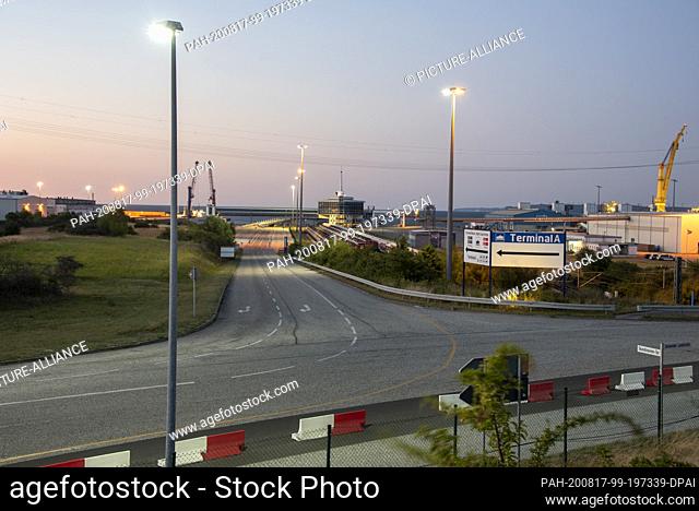 12 August 2020, Mecklenburg-Western Pomerania, Sassnitz-Mukran: View to the port of Mukran. Rail vehicles from the Deutsche Bahn stock are parked on sidings