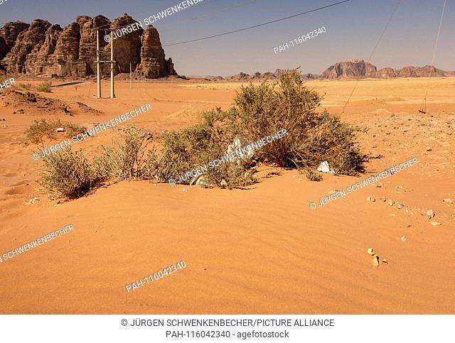 The bad sides of tourism can no longer be overlooked in the Wadi Rum desert. The wind distributes the tourists' waste over a wide area
