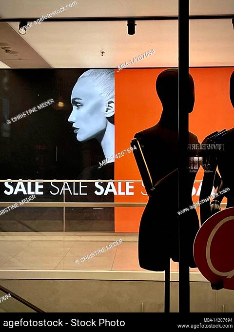 Sale, downtown, shop windows, Munich, mannequins