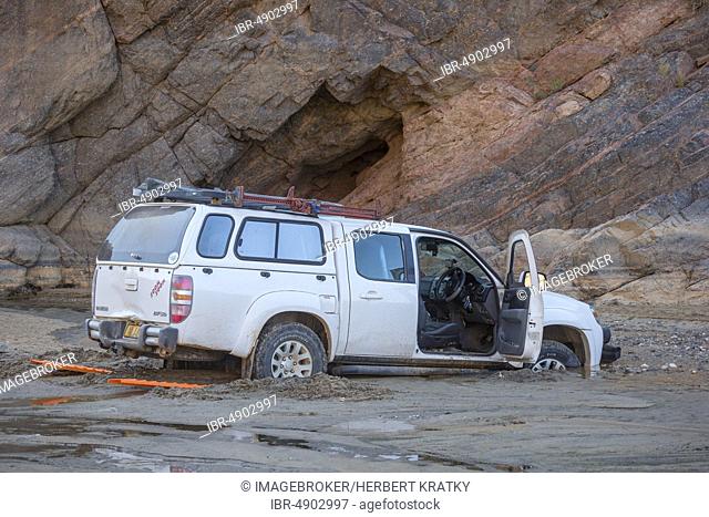 4x4 vehicle stuck in the mud, Puros Canyon, Kaokoveld, Namibia, Africa