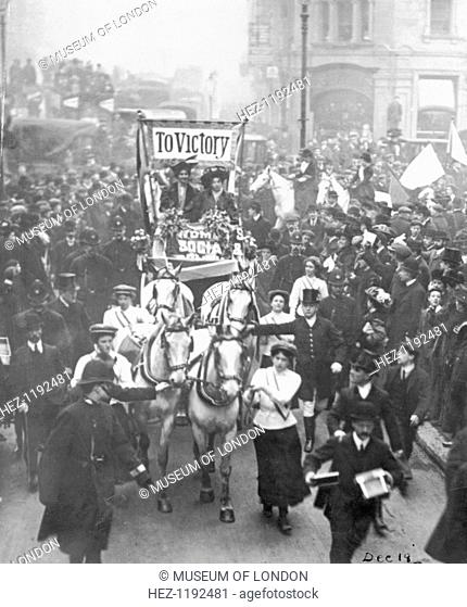 Emmeline Pankhurst and Christabel Pankhurst after a breakfast party at the Inns of Court Hotel, 22nd December 1908. The street is packed with people