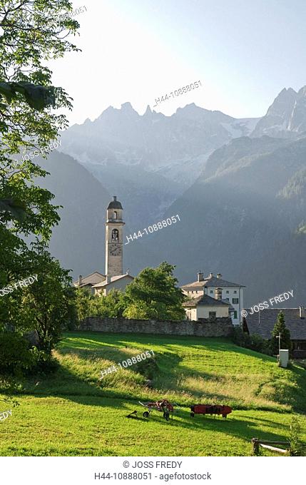 Das Bergdorf Soglio im Bergell im Morgenlicht und von links nach rechts die Gipfel Sciora Dafora, Ago di Sciora, Sciora Dadent, Sciora-Gruppe